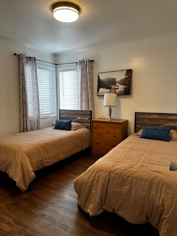 غرفة النوم رقم3 بسريرين توأمين