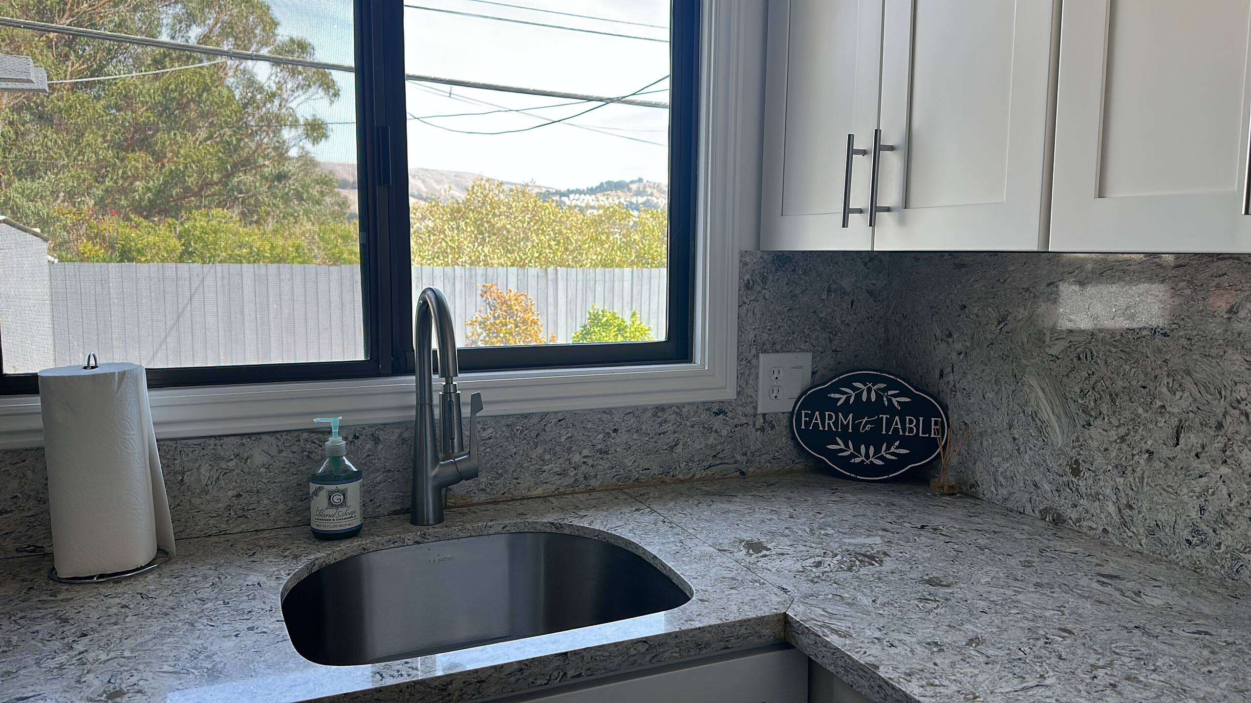 Home in South San Francisco · ★4.9 · 3 bedrooms · 4 beds · 1 private bath - Image 8