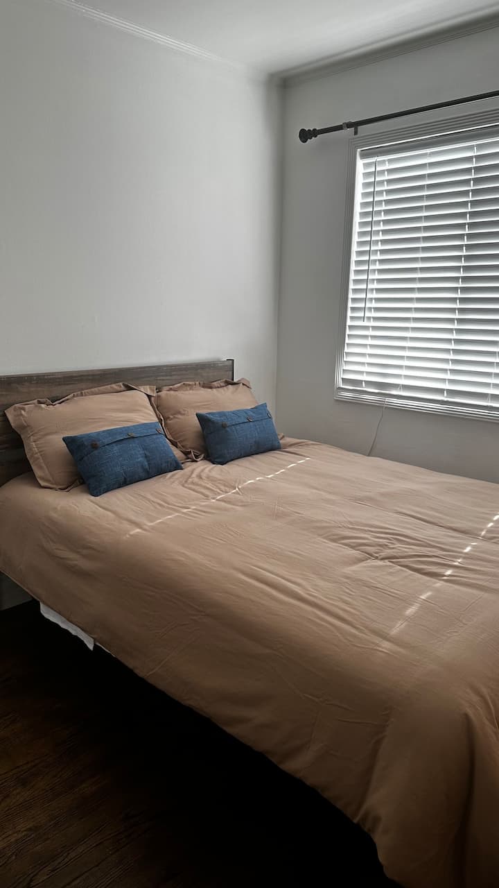 غرفة النوم رقم2 بسرير بحجم كبير