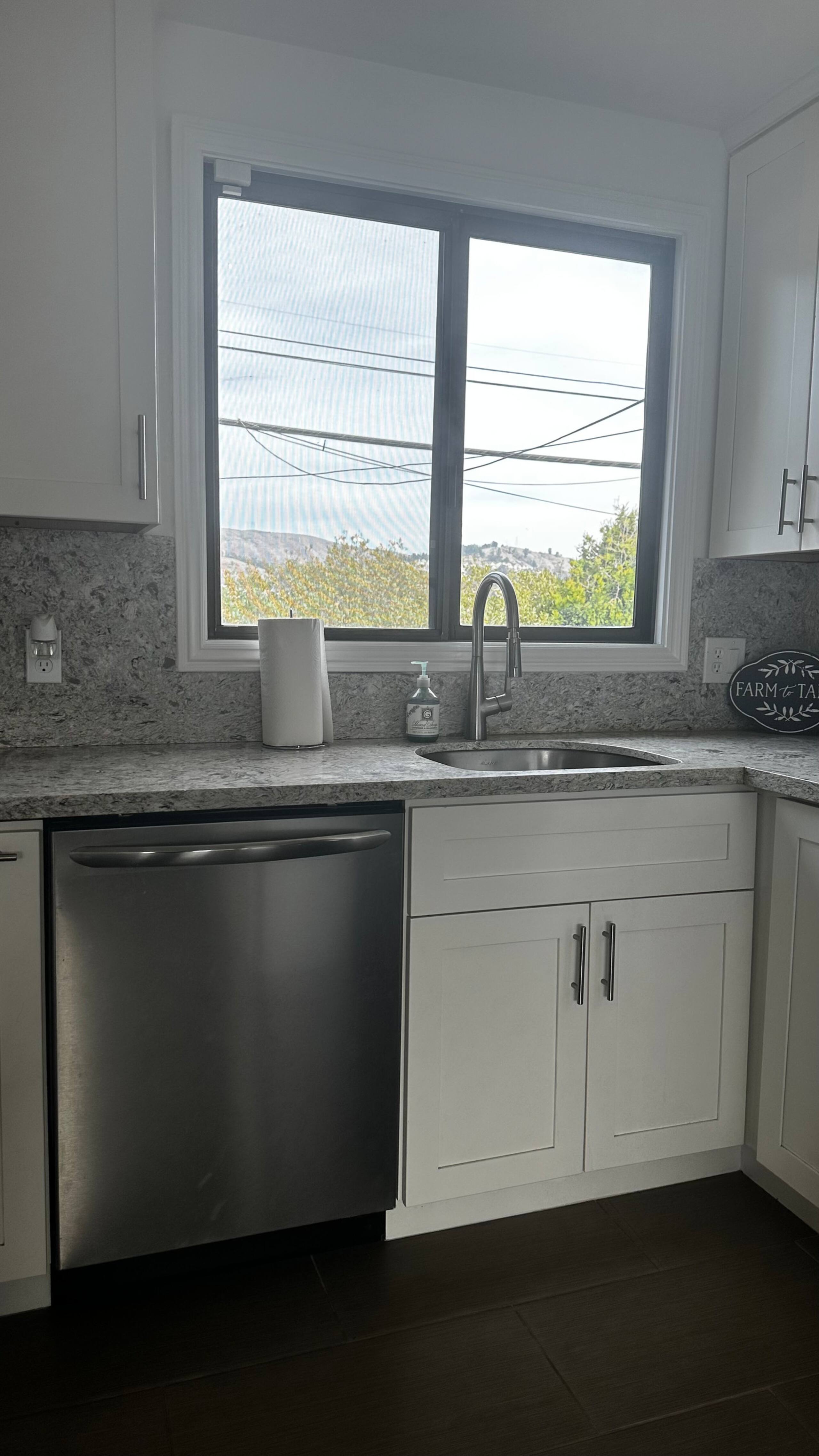 Home in South San Francisco · ★4.9 · 3 bedrooms · 4 beds · 1 private bath - Image 9