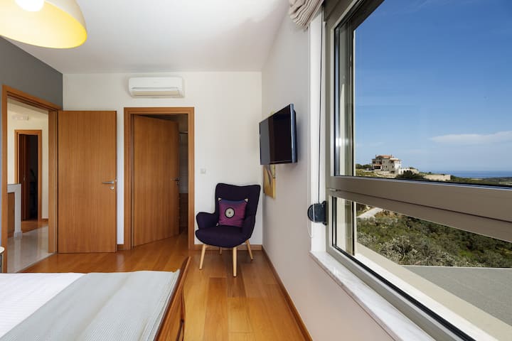 Slaapkamer op de eerste verdieping met kast en eigen badkamer