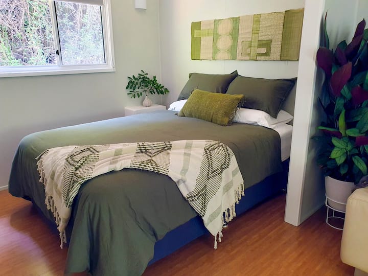 Ძალიან კომფორტული საწოლი ხარისხიანი ბამბის ზეწრებითა და თეთრეულის გადასაფარებლებით.