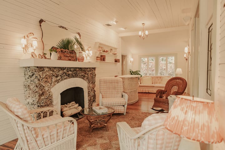 Palm Lodge, Historic House & Tropical Garden - Homestead, FL