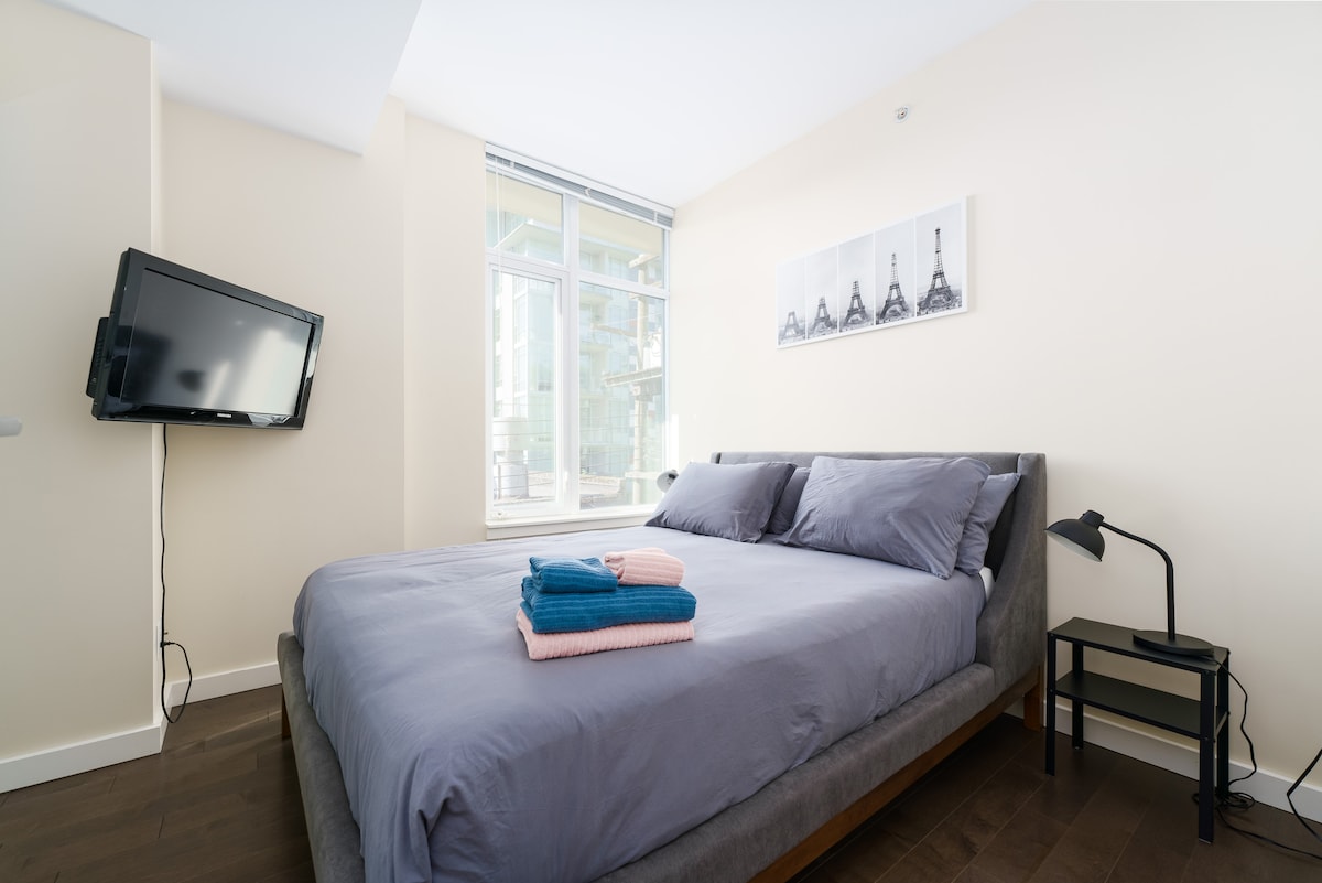 غرفة نوم بسرير بحجم كبير