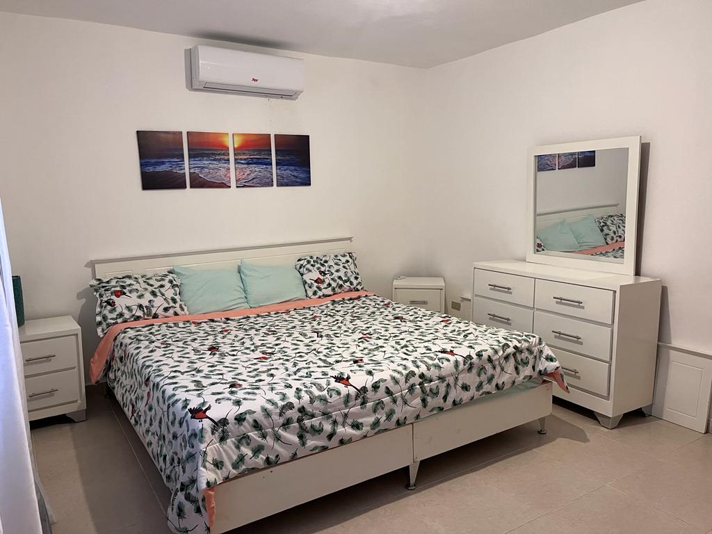 1. cama king. tiene capacidad para 2 adultos o 2 adultos y 1 niño