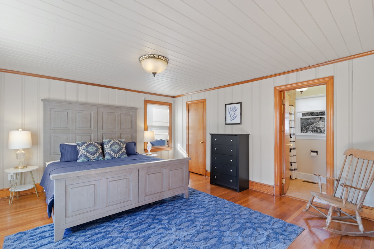 First floor bedroom with king size bed, full bath attached. Ample closet space.