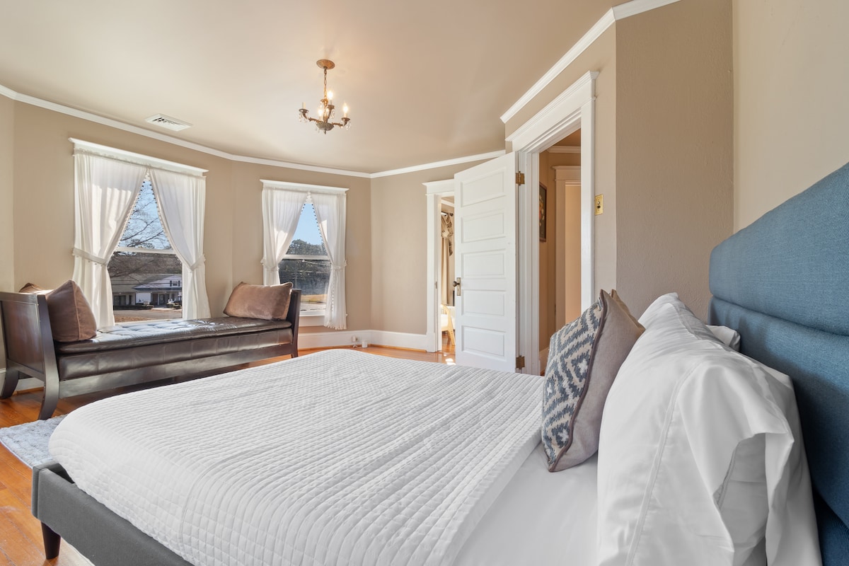 Second floor bedroom attached to dedicated work space. Queen size bed with twin lounge. Full Bathroom located in the hall. 