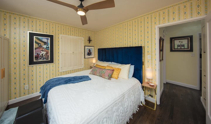 La chambre principale de la maison principale dispose d'un lit king size confortable. 