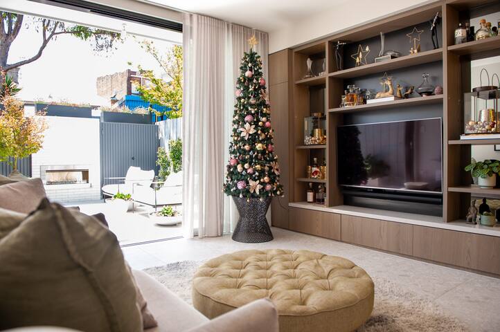 Ultra luxe home in Richmond gallery image 2