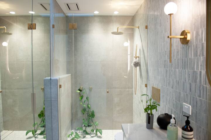 Ultra luxe home in Richmond gallery image 5