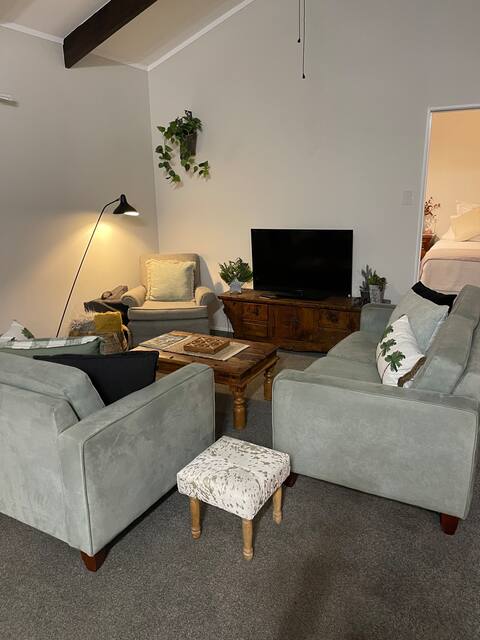 Top performing Airbnb: Cute cosy 2 bedroom unit in Whangamatā
