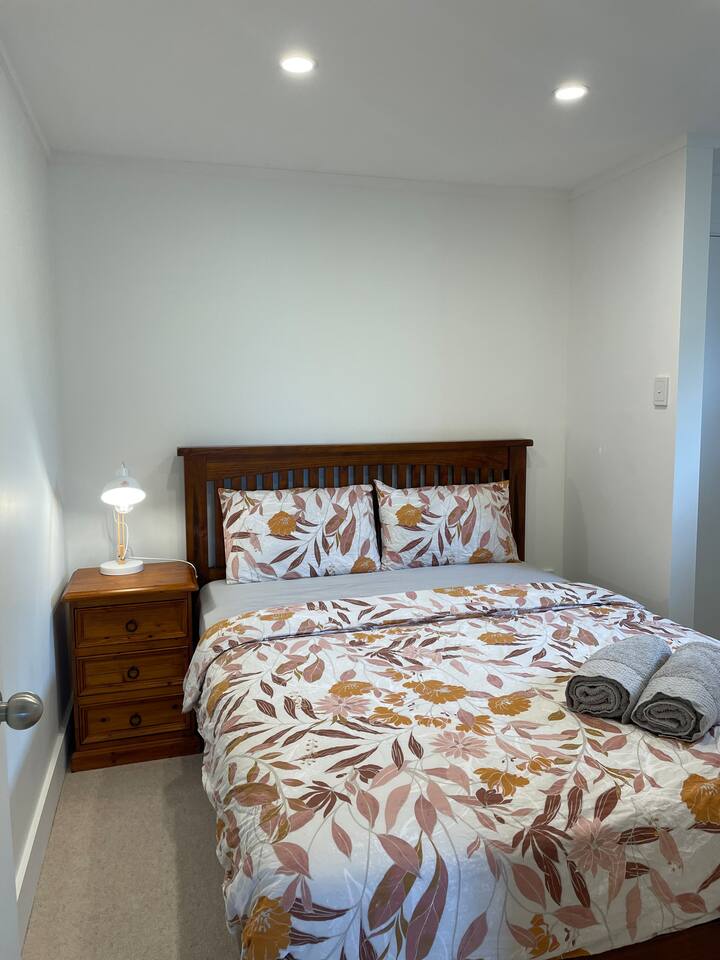 Private Cosy Compact Ensuite Room in Wellington Houses for Rent in
