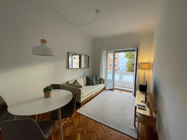 พื้นที่ทีวีห้องนั่งเล่นและพื้นที่รับประทานอาหาร/ทำงานพร้อมระเบียงกลางแจ้งที่สวยงาม! เพลิดเพลินกับแสงธรรมชาติและเพลิดเพลินกับการสูดอากาศบริสุทธิ์!