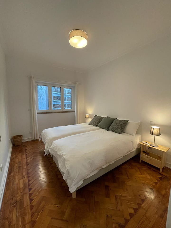 ห้องทิศเหนือ! ที่พักที่เหมาะสำหรับเตียงที่สะดวกสบาย 2 เตียงแสงธรรมชาติเพียงพอและตู้เสื้อผ้าบิวท์อินเพื่อให้คุณสามารถจัดระเบียบได้มากหรือน้อยตามที่คุณต้องการ!