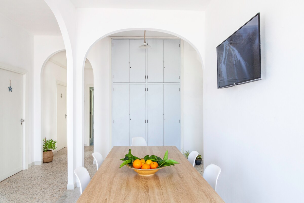Popular Airbnb listing: ~ Mediterranean breeze ~ structure code 30506 in Ponza