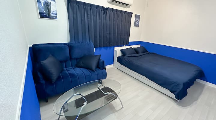 ソファはセミダブルベッドに展開可能です。(客室: OCEAN)