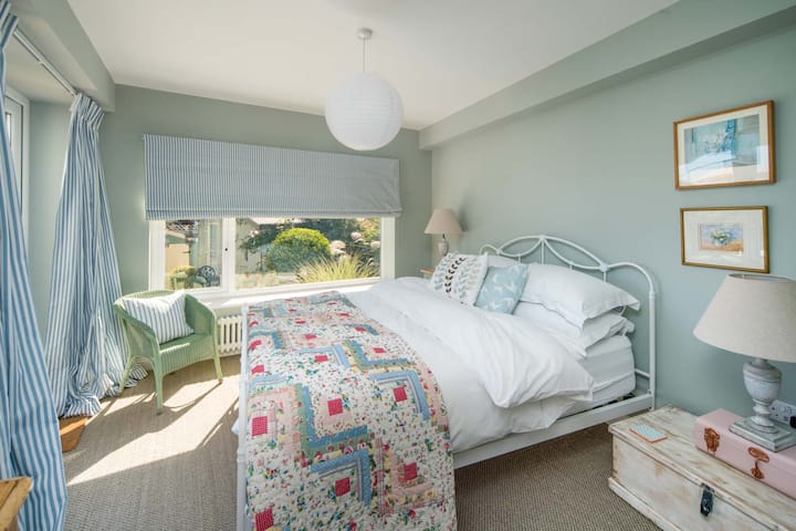 Tenemos este fabuloso dormitorio en la planta baja con cama tamaño king, ducha en suite y puertas al jardín.
