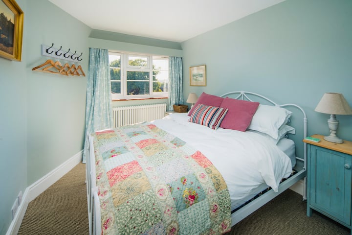 Dormitorio doble con cama tamaño king