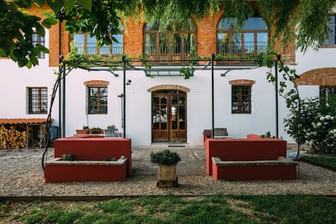 Large hilltop home w views, pool