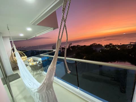 Grand Oceanfront Apartment in Beach Club