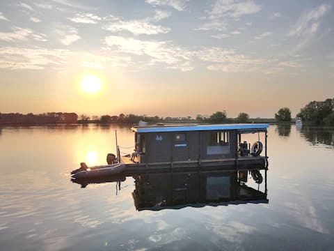 Vacation home on the water/water bungalow/