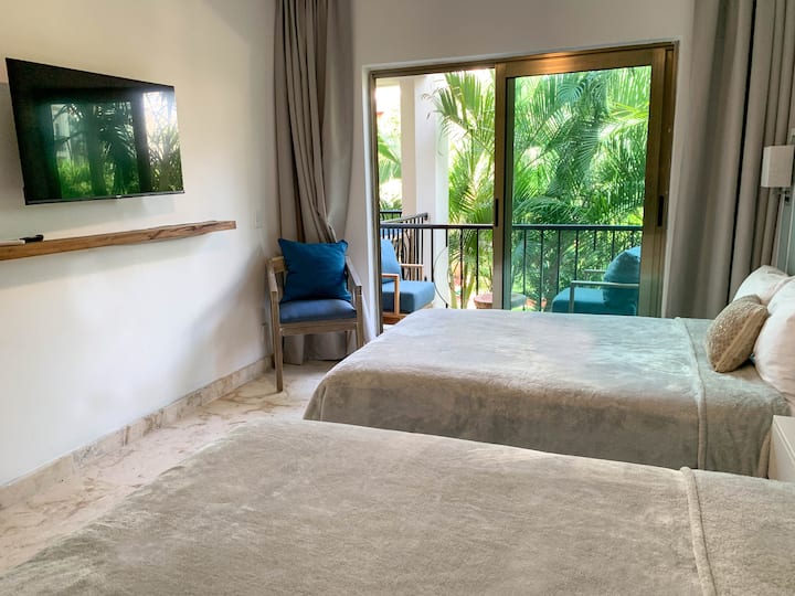 Телевизорът е втора спалня, в апартамента има 3 телевизора.