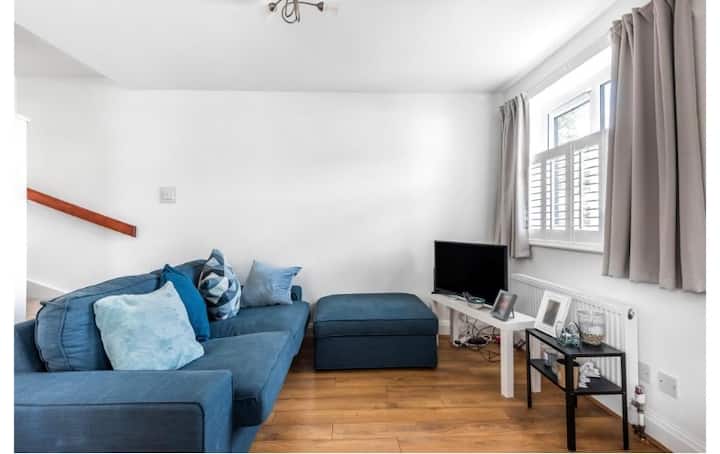 Beckenham House With Driveway- On Quiet Close - Beckenham