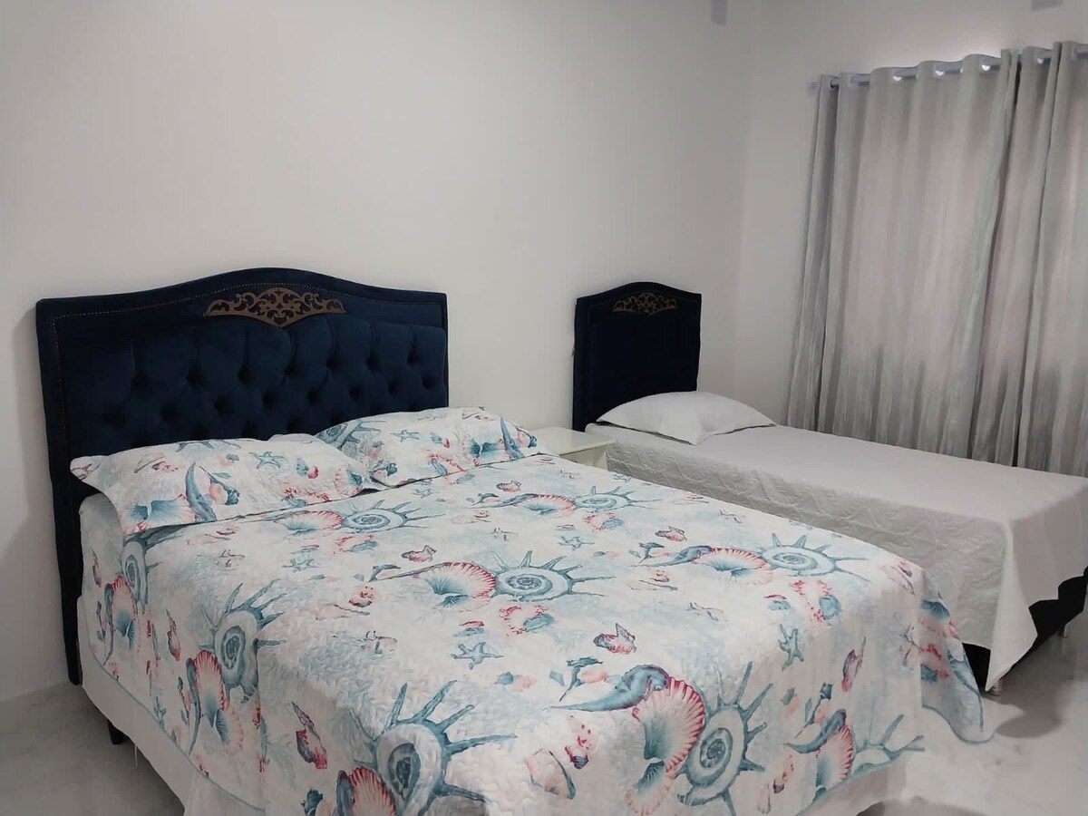 套房配有一张双人床和一张子母床。 所有床都是盒装的。配有空调。