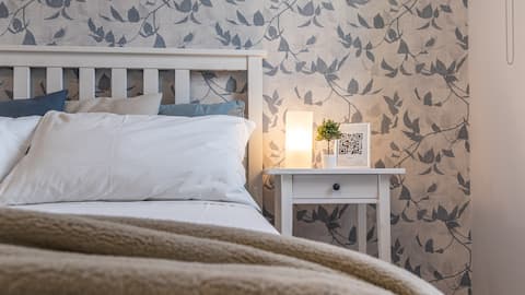 [Piazza della Constituente] Double room & bathroom