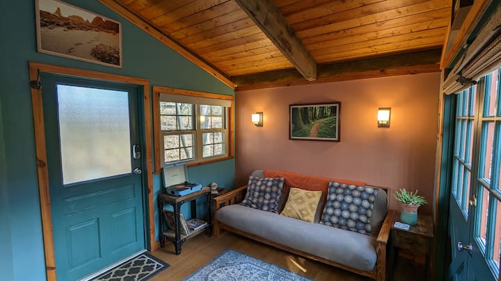 Dnevni boravak, uključujući Futon i gramofon.