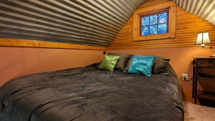 Opustite se na ovom plišanom bračnom krevetu.