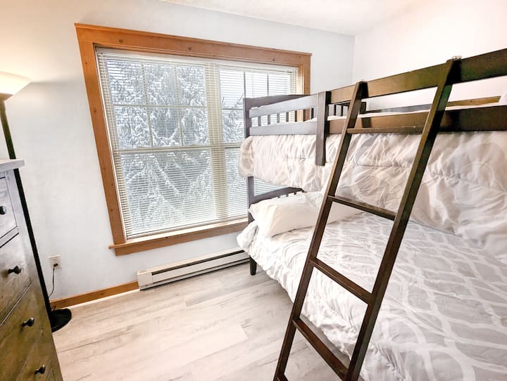 Качете се в комфорт! ✨ Независимо дали сте на горното легло или на дъното, сладките сънища са гарантирани. Кой претендира за най - доброто място?