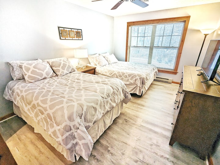 Пригответе се да се отпуснете в нашето просторно и уютно жилище! С 3 удобни спални и 5 плюшени легла, всеки ще има сладки сънища. Бъдете прилепени и изпълнени в нашата привлекателна атмосфера.