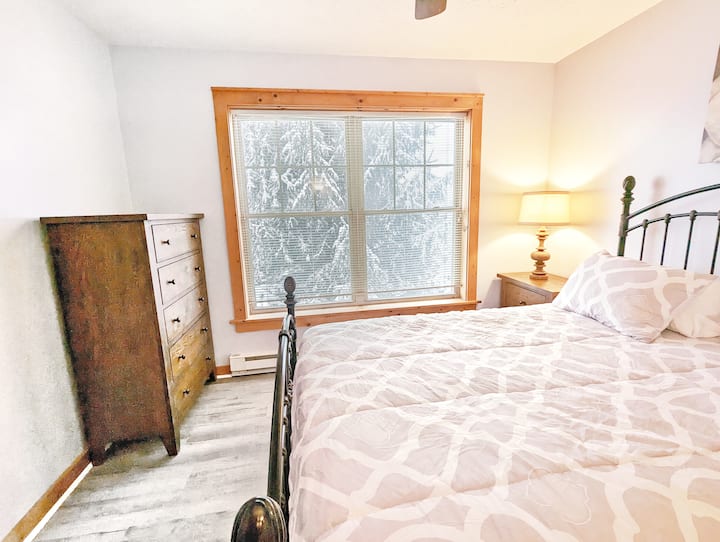 Чисто спално бельо, плюшени възглавници и стилна, спокойна обстановка правят идеалната нощна почивка. Защото заслужавате да се събудите освежени и презаредени! 