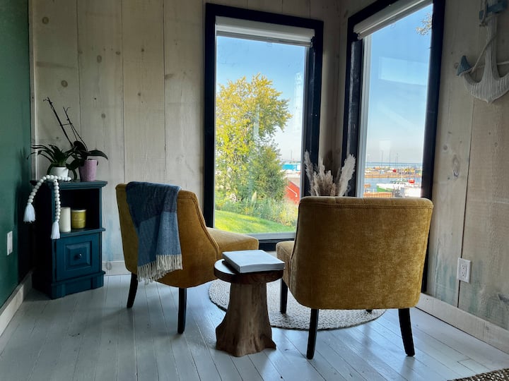 Pelican Postready April 2024 Kingsville harbour! Cabins for Rent in