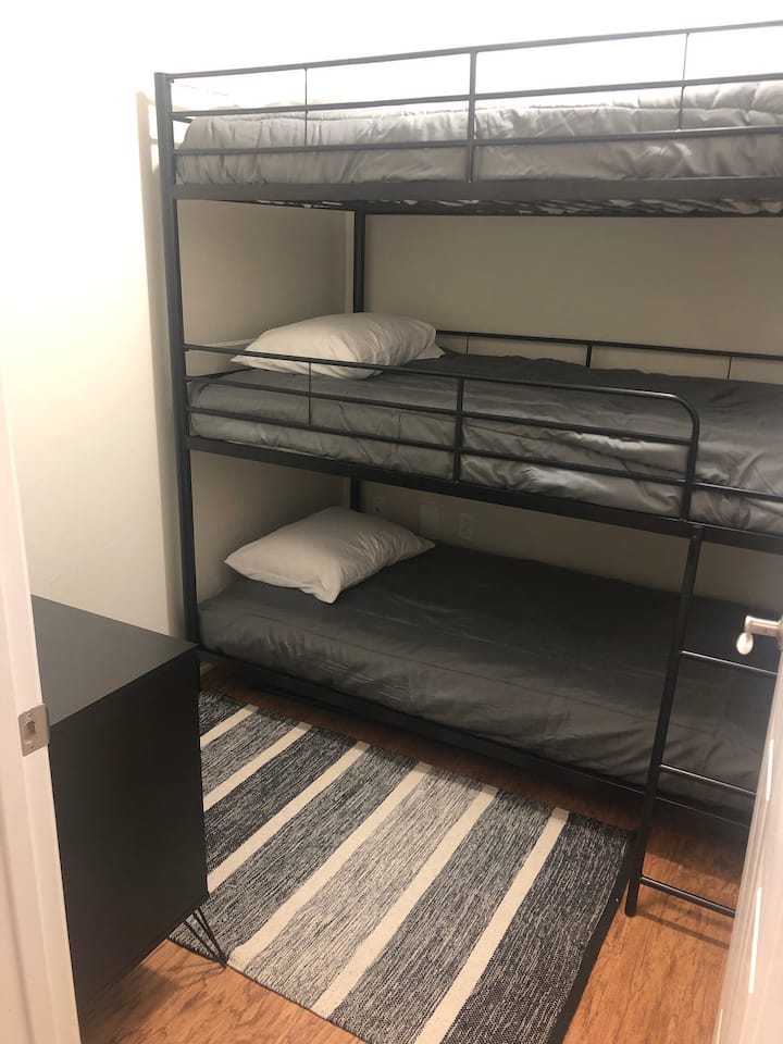 Სამადგილიანი საწოლი (გთხოვთ, ნუ დატოვებთ პატარა ბავშვებს ზედა ორსართულიან სახლში). 