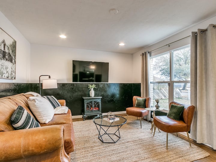The Kansas Cottage - A Cozy 3 Bedroom Retreat - Norman, OK