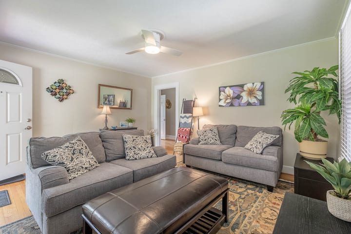 Cozy Cottage Home, Walkable To City Center - Morganton, NC
