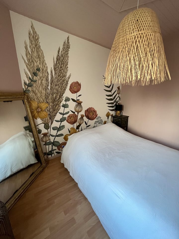 חדר שינה ראשי בחצר