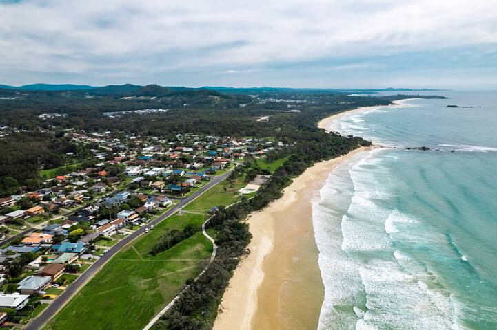 Sandys Getaway Oceanfront Sleeps 6 Sea Breezes gallery image 2