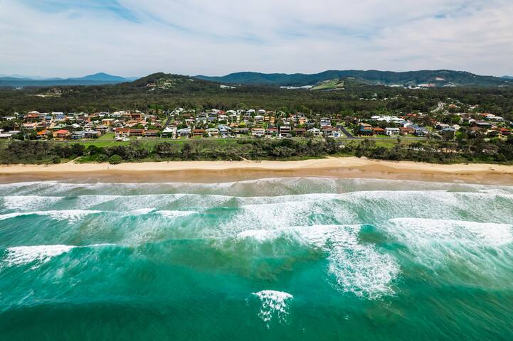 Sandys Getaway Oceanfront Sleeps 6 Sea Breezes gallery image 3