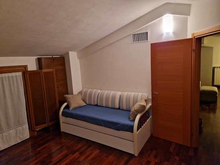 Втора спалня с двоен разтегателен диван, голям килер и френска врата, която води до тераса.