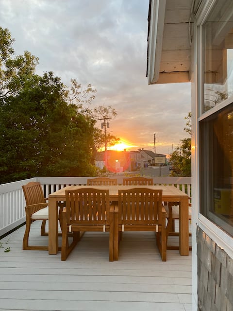 Fun, Authentic, Waterfront Cottage/air conditioned