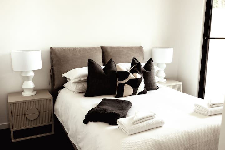 The Horned Cow - Queen Bedroom 1
