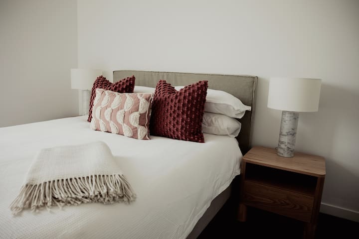 The Horned Cow - Queen Bedroom 3