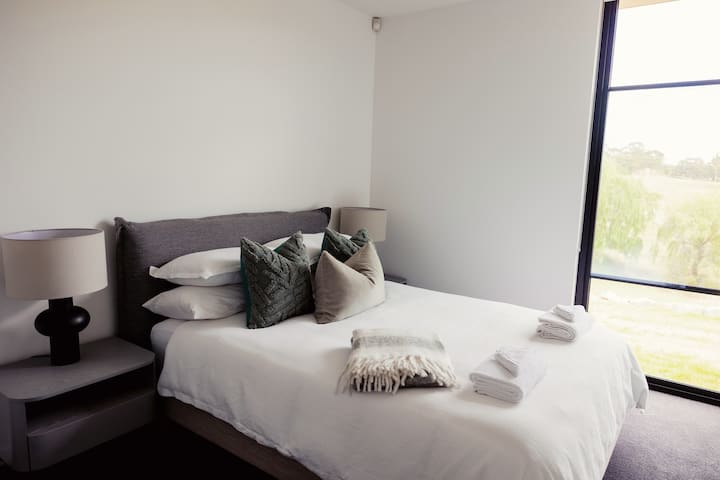 The Horned Cow - Queen Bedroom 2