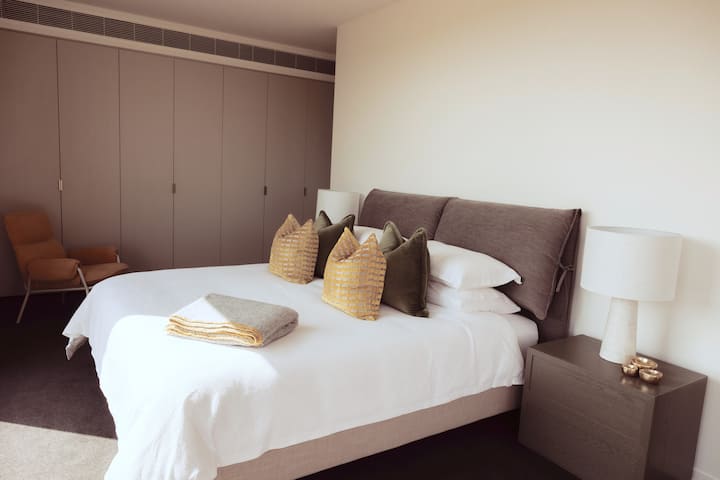 The Horned Cow - Master Bedroom (King)