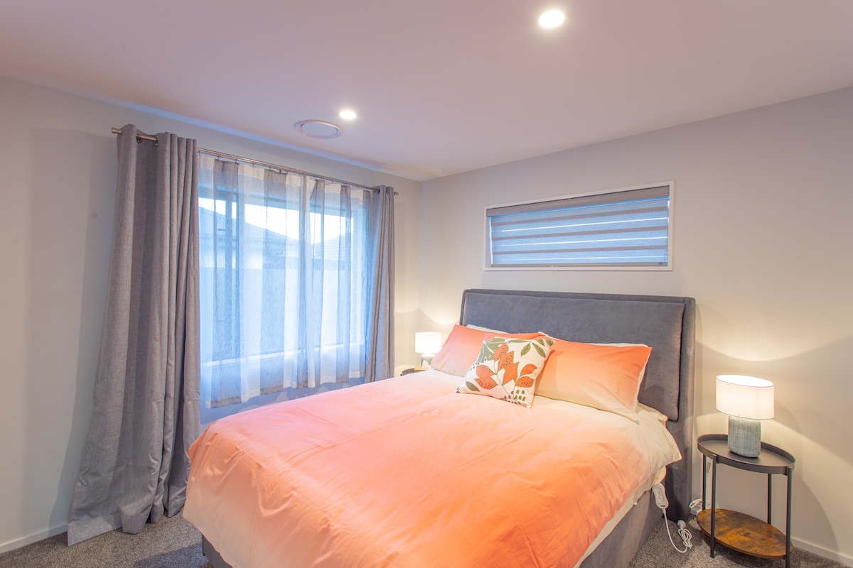 Second bedroom with Queen bed. All linens, pillows and towels are supplied.

The second bedroom has a king size bed with all sheets, pillows and towels provided.