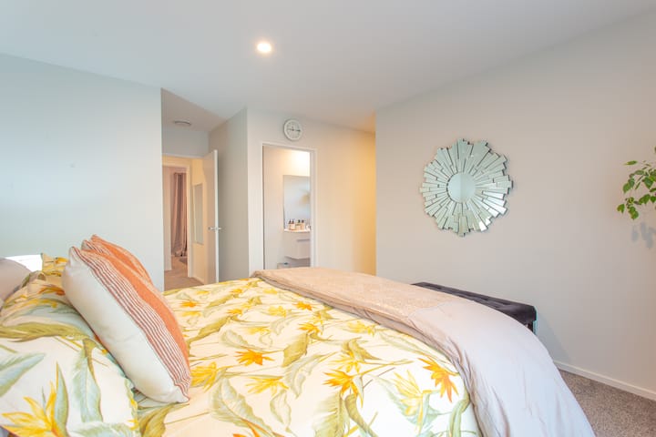 Master bedroom with super king bed and sliding door to the yard and has ensuite and walk-in wardrobe. All linens, pillows and towels are supplied.主卧室配有特大号床，带滑动门通往庭院，设有独立卫浴和衣帽间。并提供所有床单、枕头和毛巾。