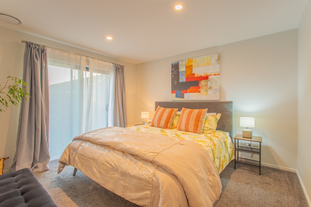 Master bedroom with super king bed and sliding door to the yard and has ensuite and walk-in wardrobe. All linens, pillows and towels are supplied.

主卧室配有特大号床，带滑动门通往庭院，设有独立卫浴和衣帽间。并提供所有床单、枕头和毛巾。